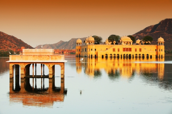 Incredible views of the jal Mahal in Maan Sagar Lake, Rajasthan. 